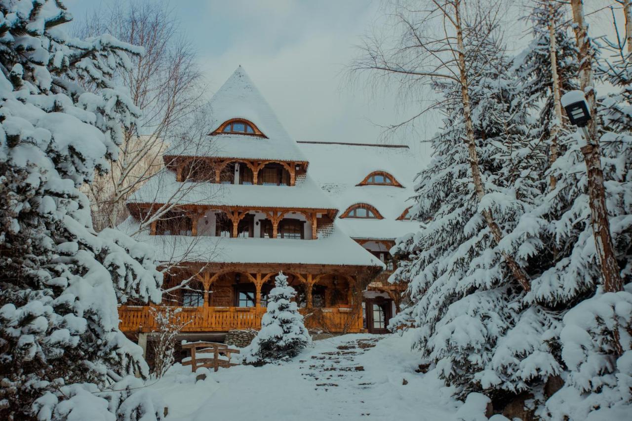 Conacul Drahneilor Hotel Ruscova Exterior photo