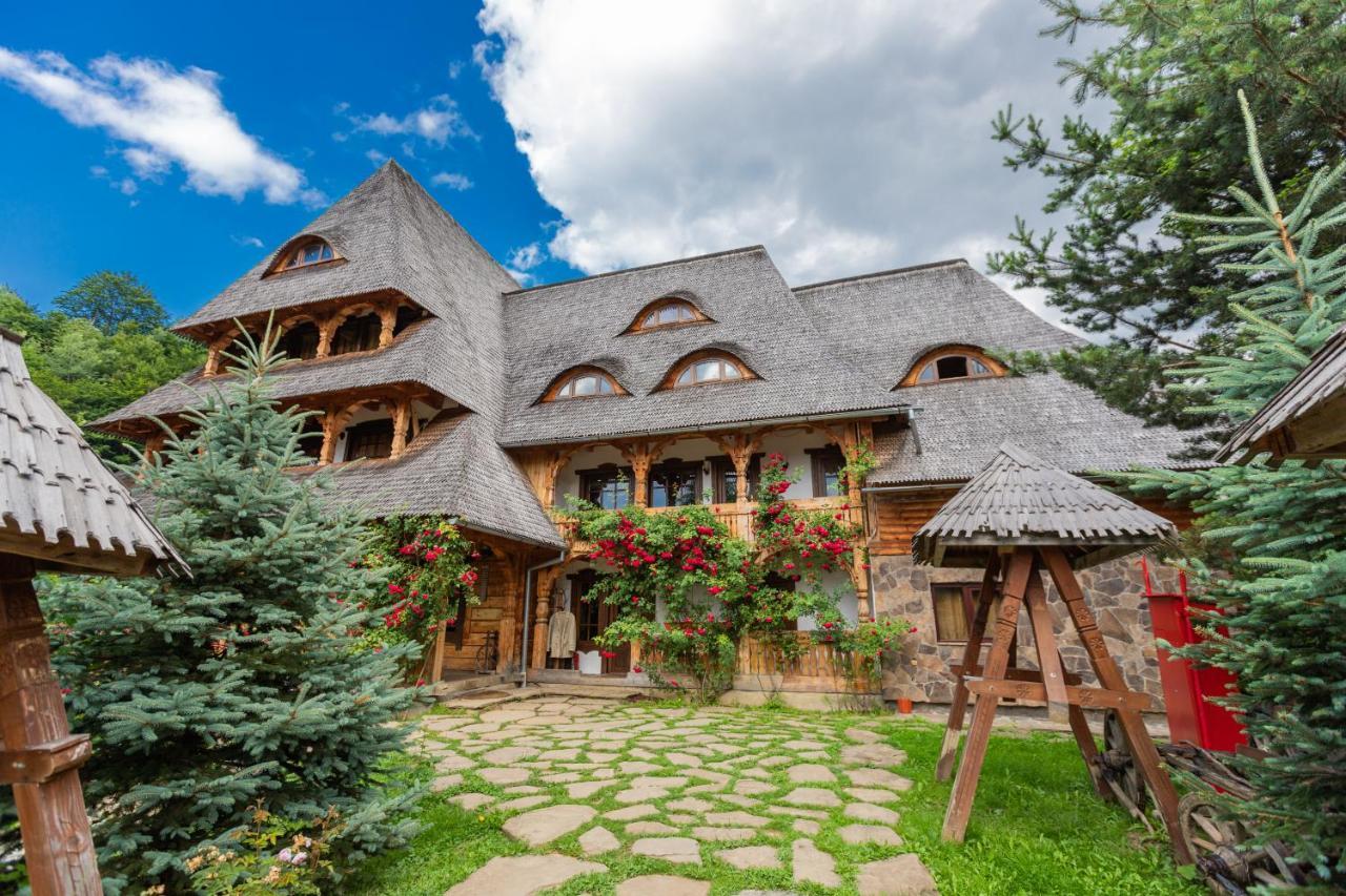 Conacul Drahneilor Hotel Ruscova Exterior photo