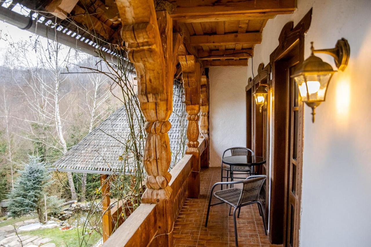 Conacul Drahneilor Hotel Ruscova Exterior photo