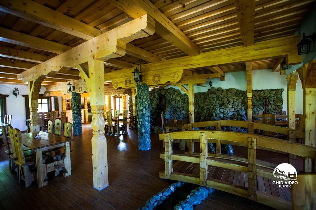 Conacul Drahneilor Hotel Ruscova Exterior photo