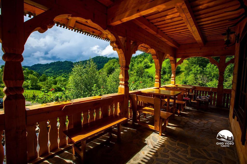 Conacul Drahneilor Hotel Ruscova Exterior photo